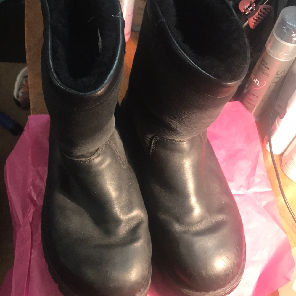 Black UGG boots size 7. S/N 5485